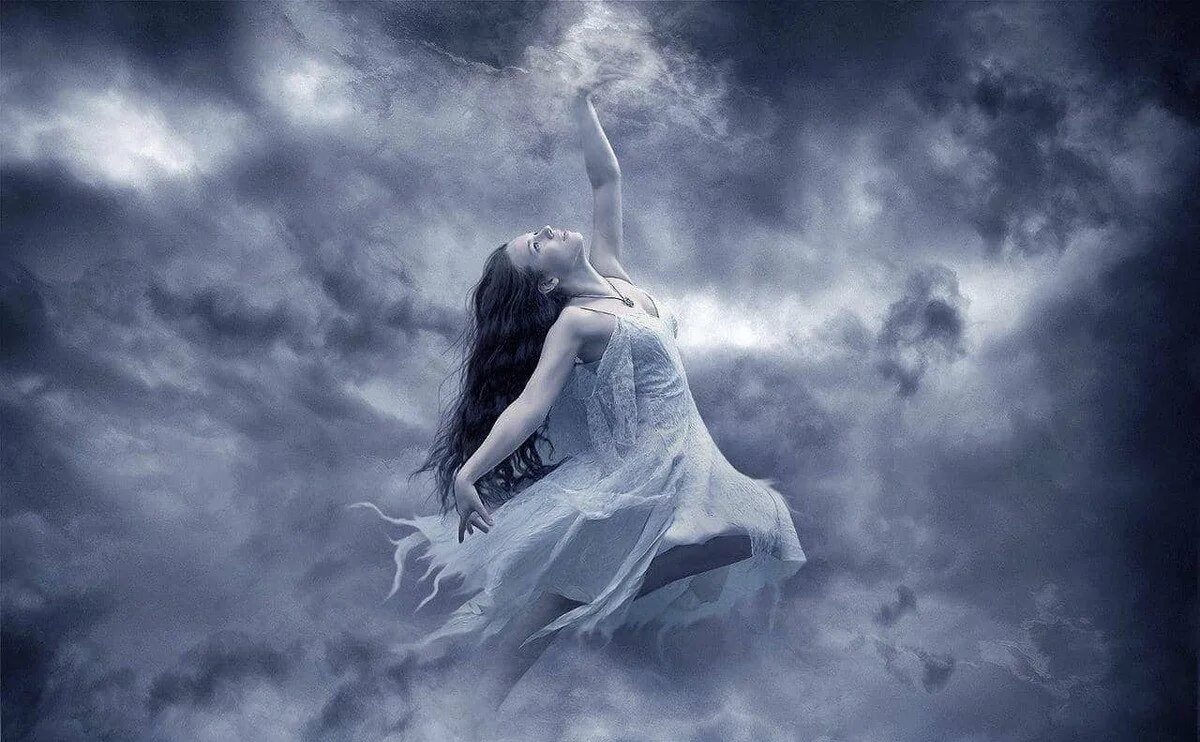 Подняться ввысь. Падающий ангел. Ангел в небе. Девушка парит в облаках. Девушка летает в облаках.