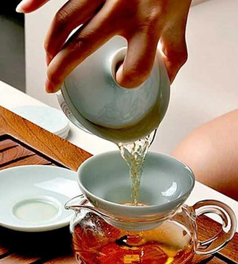 Заваркой протирать. Гайвань чайная церемония. Заваривание чая. Заваривание чая в гайвани. Гайванях с чаем.