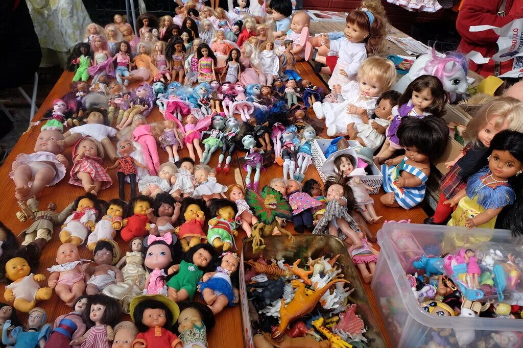 Много игрушек кукол. Куклы на блошином рынке. Куклы на рынке. Куклы игрушки с блошиных рынков. Рынок игрушек.