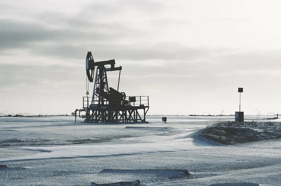 Добыча нефти и газа в тундре. Нефтяная вышка на севере. Нефтегазовое месторождение. Нефтяная вышка зимой.