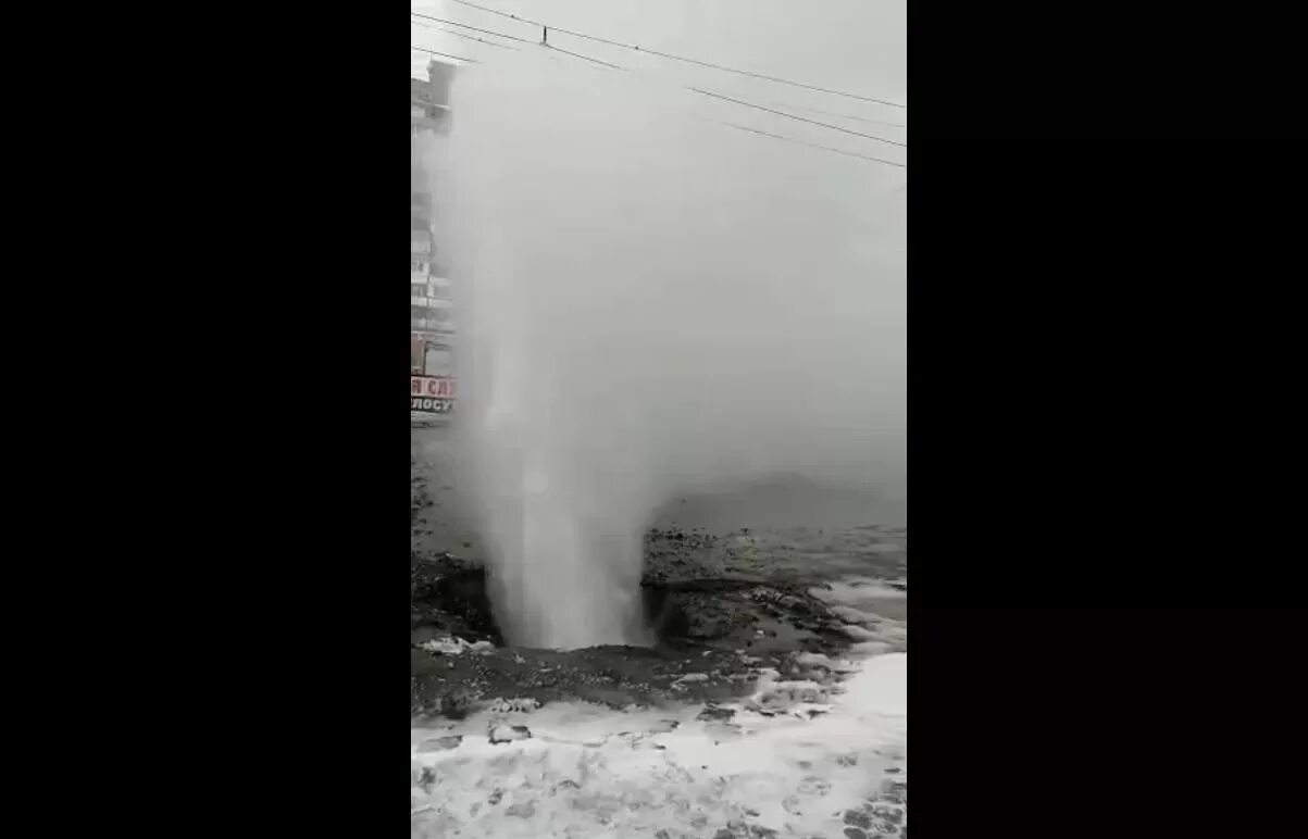 Передача горячей воды омск. Омске на улице Кирова прорвало трубопровод. Прорыв трубы Омск. Прорыв воды. Прорыв горячей воды в Омске.