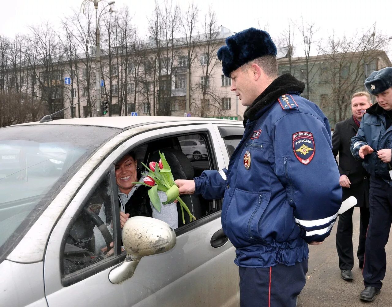 ГИБДД сотрудники сотрудники. Добрый гаишник. Добрый ДПСНИК. Веселые сотрудники ГИБДД. Сотрудники гибдд видео