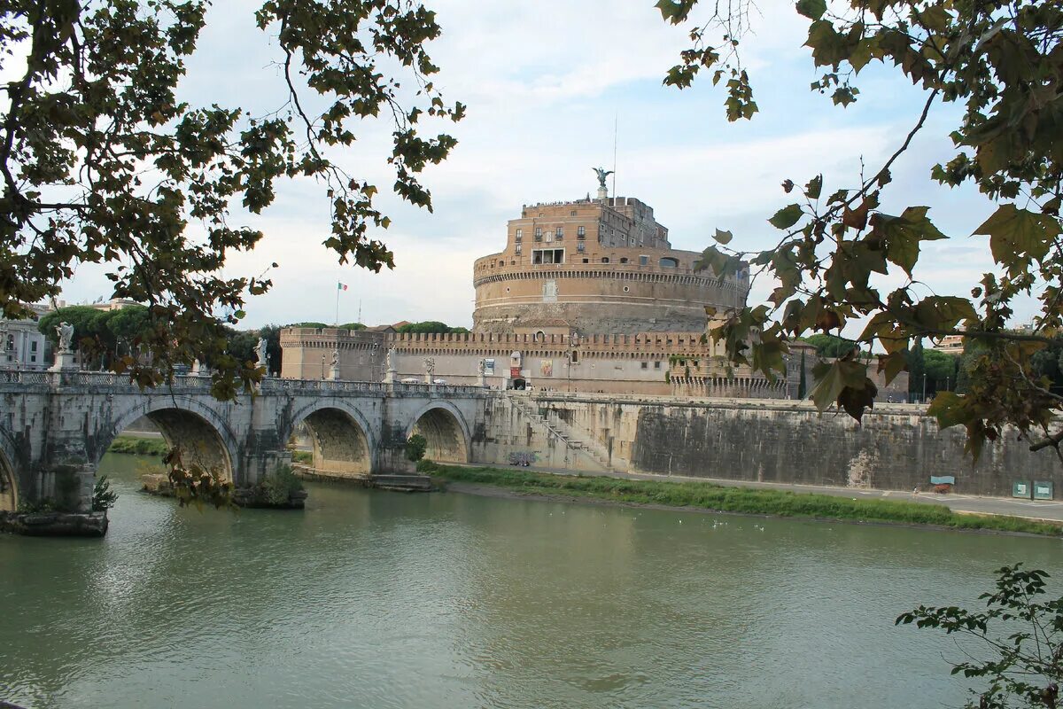 Замок Святого ангела и Тибр в Риме. Достопримечательности Рима мост Святого ангела. Река Тибр в древнем Риме.