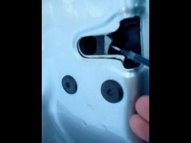 Не захлопывается дверь в мороз на пассате б6. Не закрывается дверь на приоре в мороз. Ограничитель двери ваз 2107. Не захлопывается дверь в машине. Водительская дверь замята 2107.