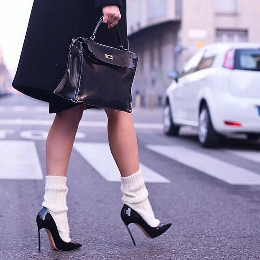 Босоножки с носочками. Носки с туфлями. Босоножки с носками женские. Носки с босоножками. Туфли с носками.