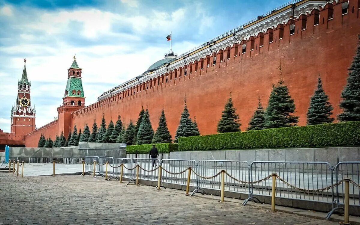 Кирпич московского кремля. Кремлевская стена мосва. стены московского кремля. крепостная стена московского кремля. кремль в москве это крепостная стена.