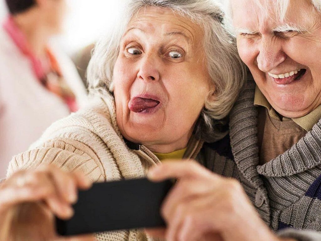 Пожилые люди возраст в россии. Пожилые люди. Пожилой Возраст. Счастливые пожилые люди. Счастливые пенсионеры.