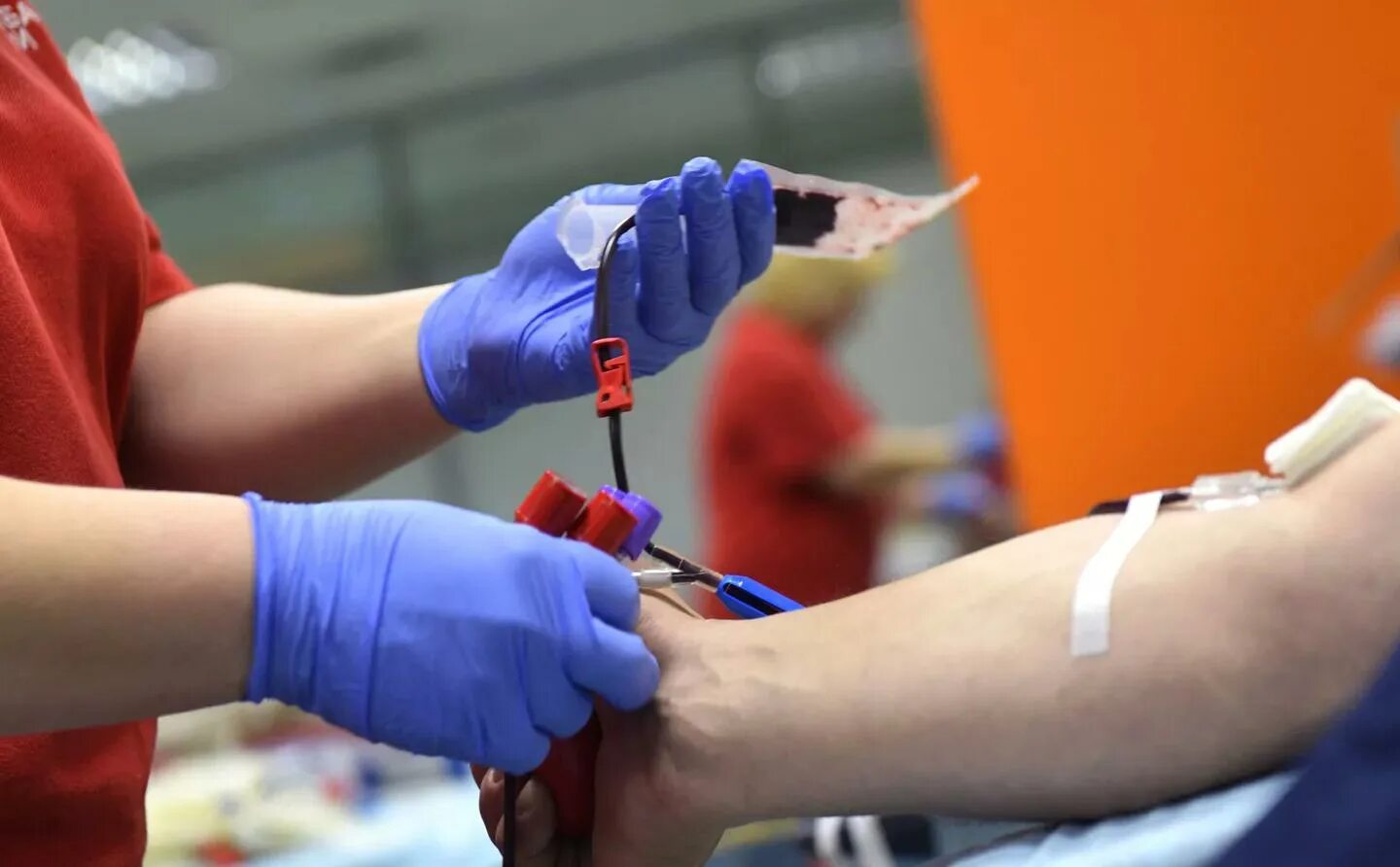 Рук донора. Донор крови. Сдача крови. Переливание крови донорство.