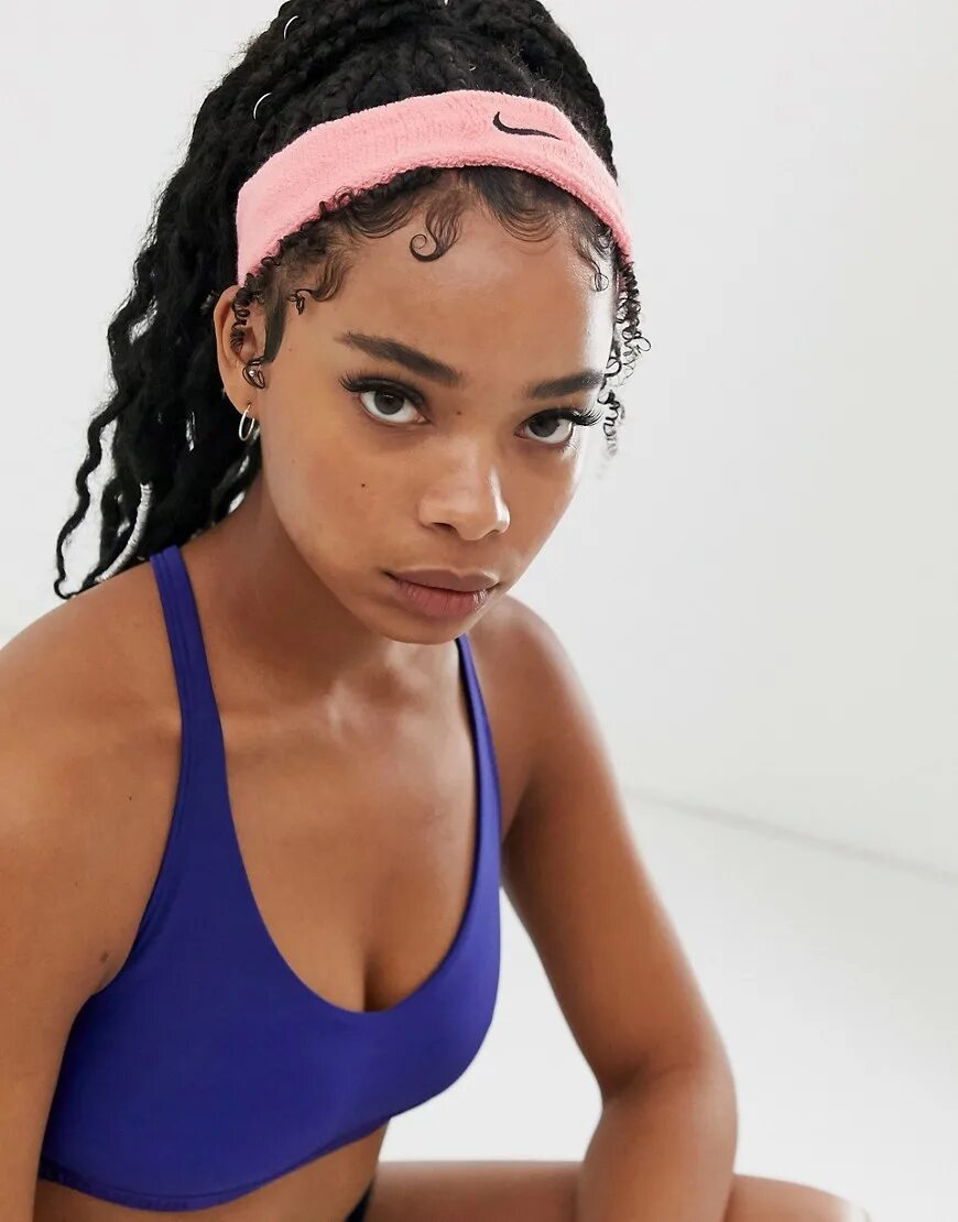 Найк на голову. Повязка Nike Headband. Nike Headband Pink. Nike Accessories Headband Swoosh. Повязка на голову Nike розовая.