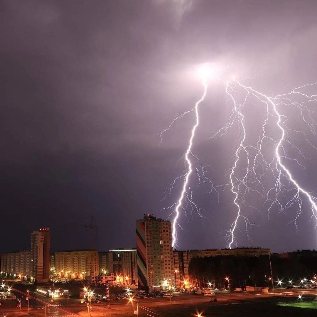 Гром сегодня ночью. Гроза ночью. Гром сегодня ночью. Молния тольятти 2020. Гроза ночью.