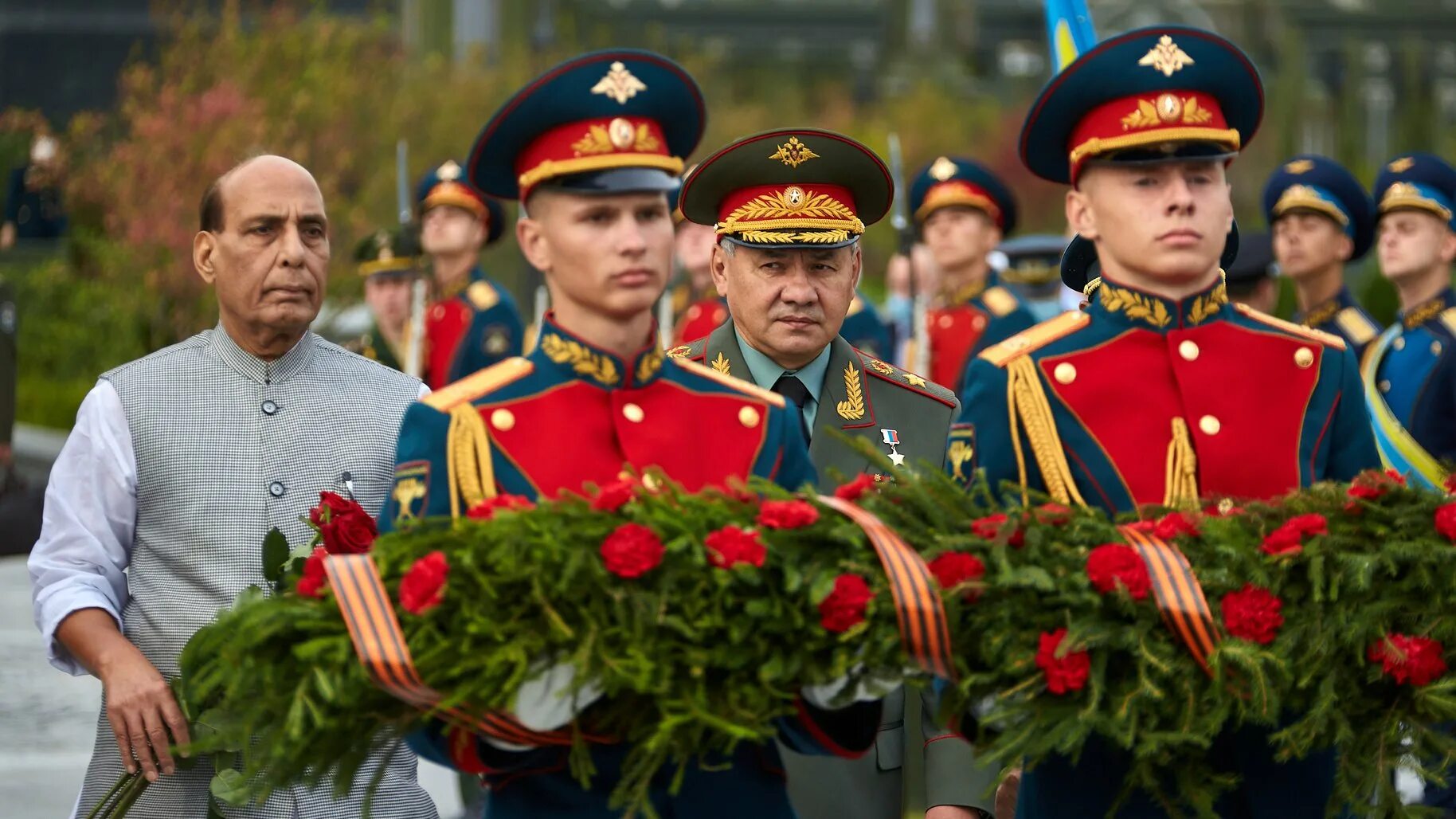 Военные события в стране. Возложение венков в парке Патриот ШОС ОДКБ СНГ. Военнослужащие стран ОДКБ возложили цветы к Вечному огню в Алматы. Военно политический отдел.