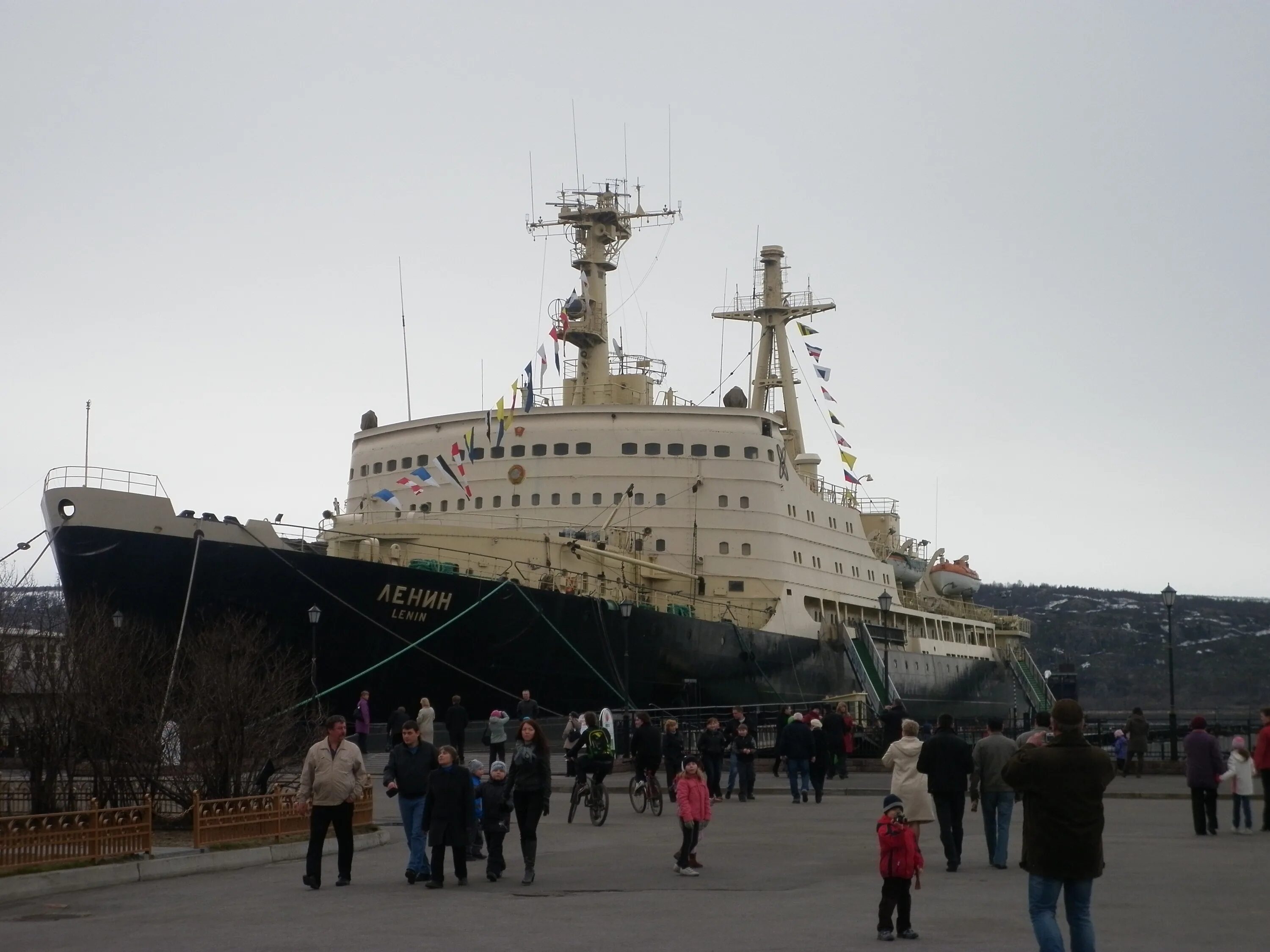 Атомный ледокол ленин мурманск. Атомный ледокол ленин. Ледокол ленин. Атомный ледокол ленин мурманск. Первый атомный ледокол ленин.