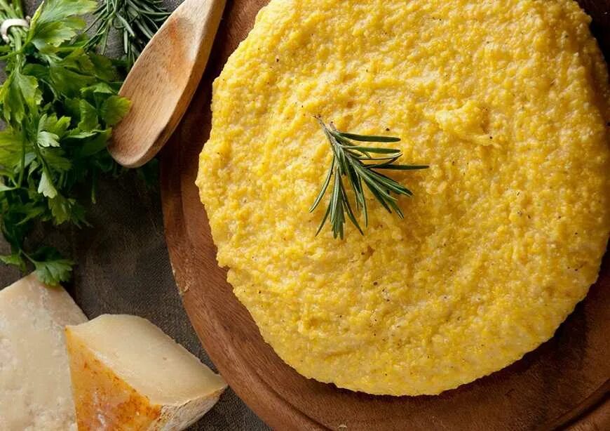 Мамалыга румынская. Полента из кукурузной крупы. Кукурузная каша мамалыга. Мамалыга абыста. Мамалыга румынская.