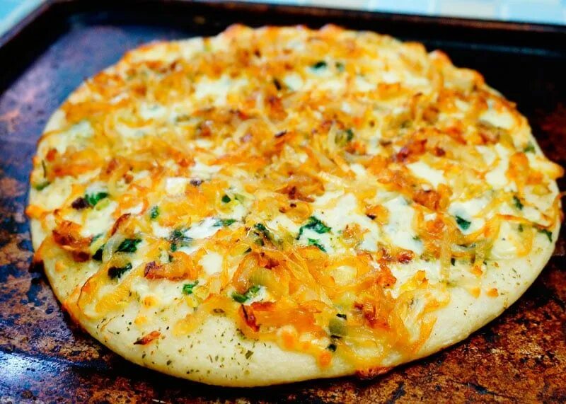 Луке пицца. Пицца с жареным луком. пицца с луком и сыром. пицца с беконом и жареным луком. пицца колбаса жареный лук.
