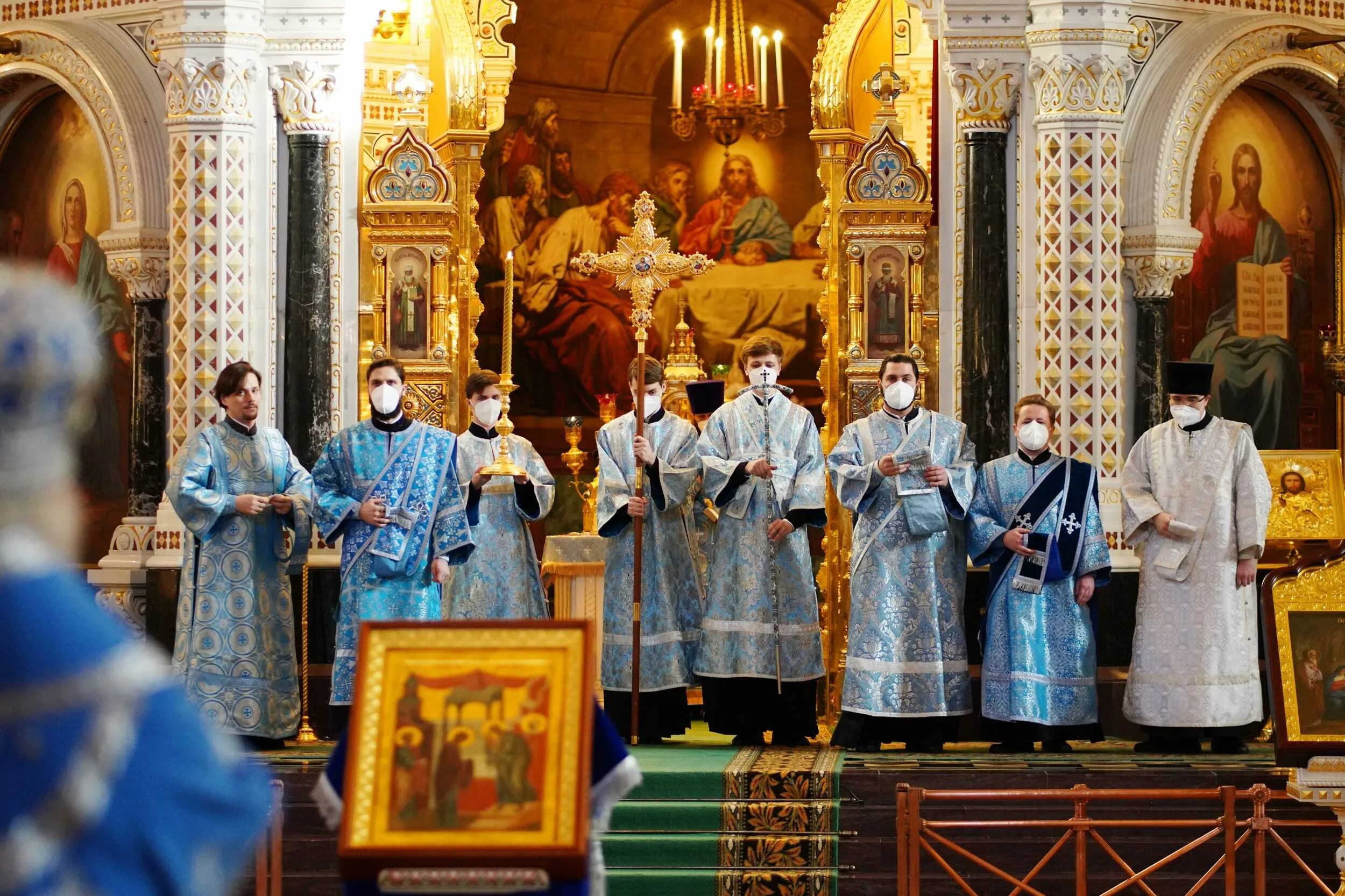 Сретение храм христа спасителя. Сретение господне литургия. служба в храме христа спасителя на сретение. сретение господне патриарх.