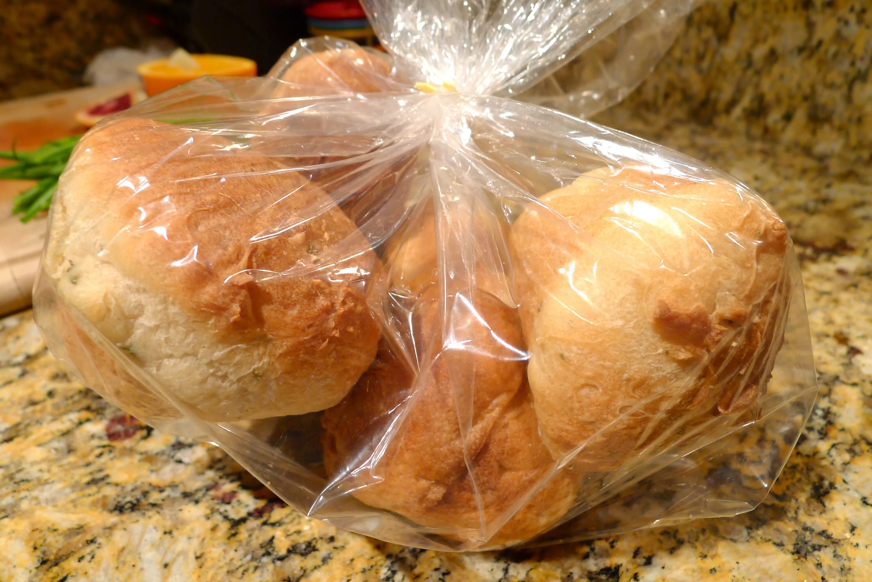 хранение хлебобулочных изделий в холодильниках. хлеб в пакете в холодильнике. батон в холодильнике. хлебница тескома. хлебница feniks che 13 fn335.