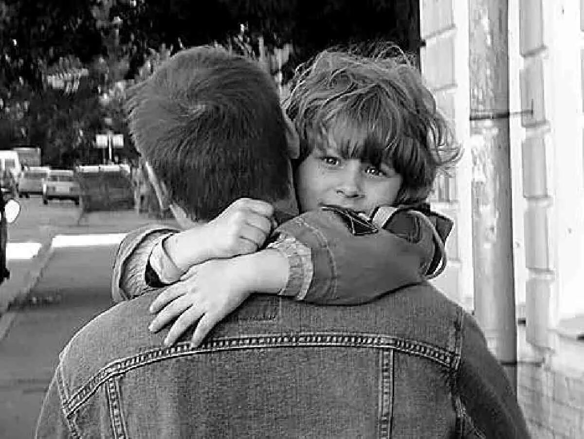 Мальчик обнимает отца. Семья скучает по папе. Отец и сын советские. Одинокие отцы.