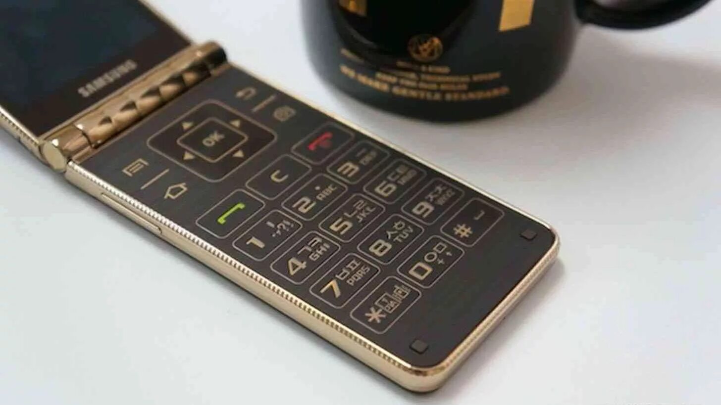 Золотой самсунг раскладушка с 2 дисплеями. Samsung Galaxy Golden 3. Samsung Galaxy Golden 16 ГБ. Samsung Golden раскладушка.