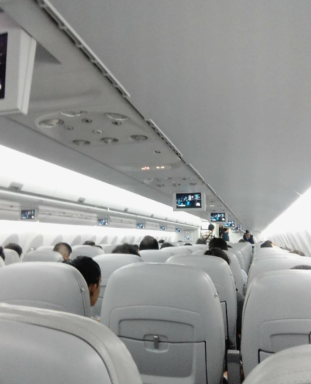 Сухой суперджет 100 кресла. Ssj-100 самолет салон. Superjet 100 салон. Салот сухой суперджет 100. Сухой супер jet салон.