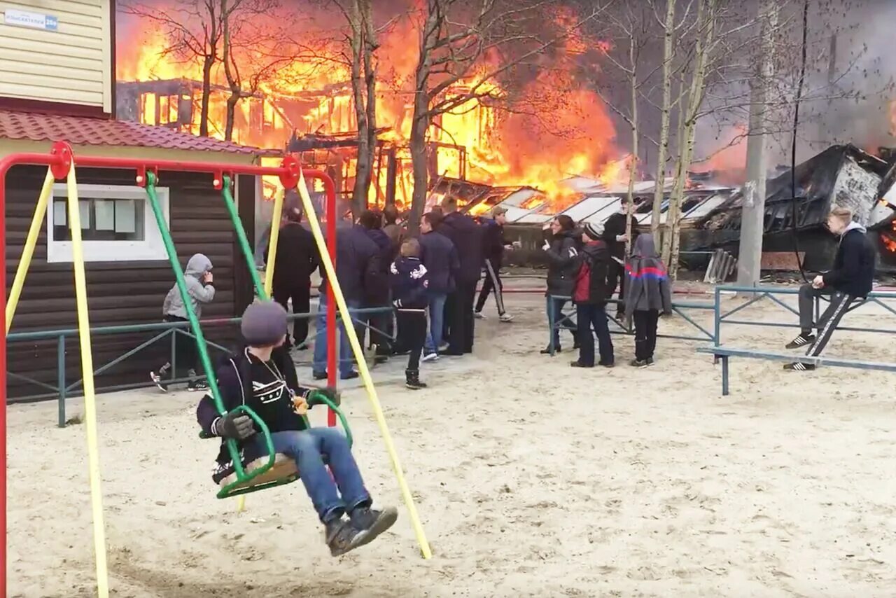 Ого качели мем. Девочка на качелях пожар. мем качели пожар.