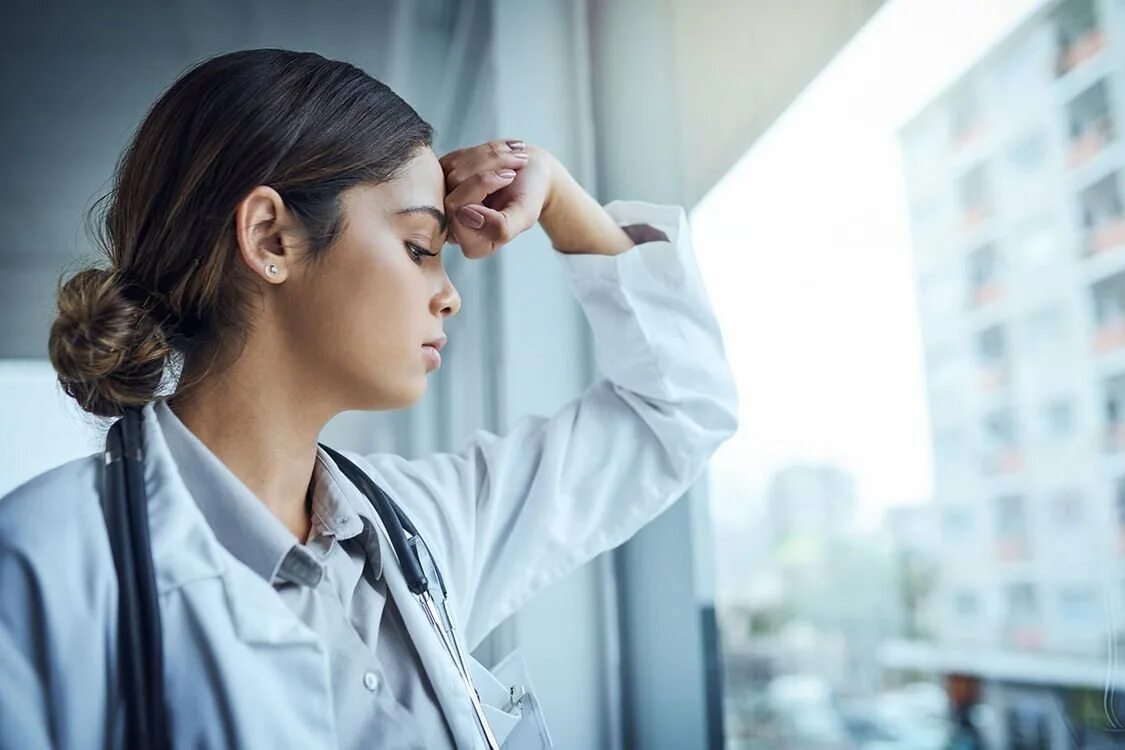 уставшая медсестра. эмоциональные состояния врачей. стресс медицинских работников. эмоциональное выгорание медицинских работников. эмоциональное выгорание медицинских сестер.