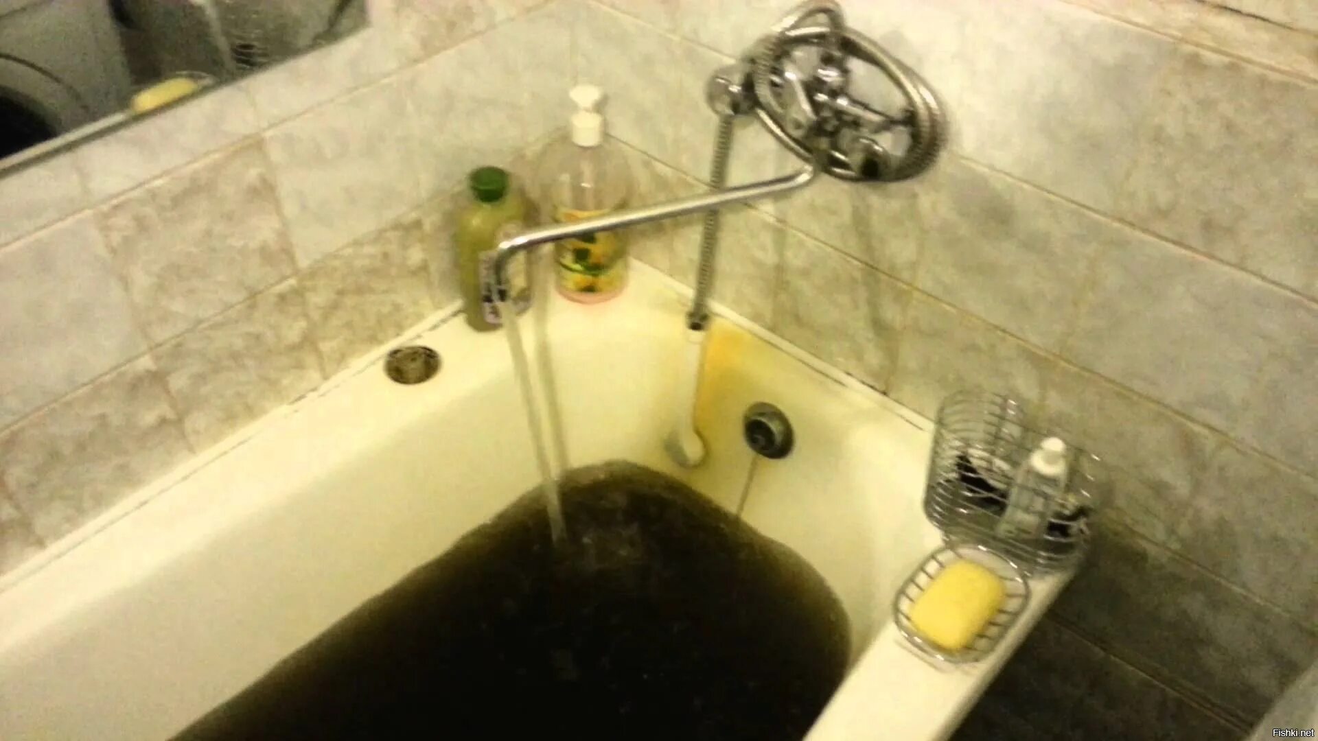 Вода ванная видео. Грязная вода из крана. Грязная вода в ванне. Вода из крана в ванной. Полная ванна воды.