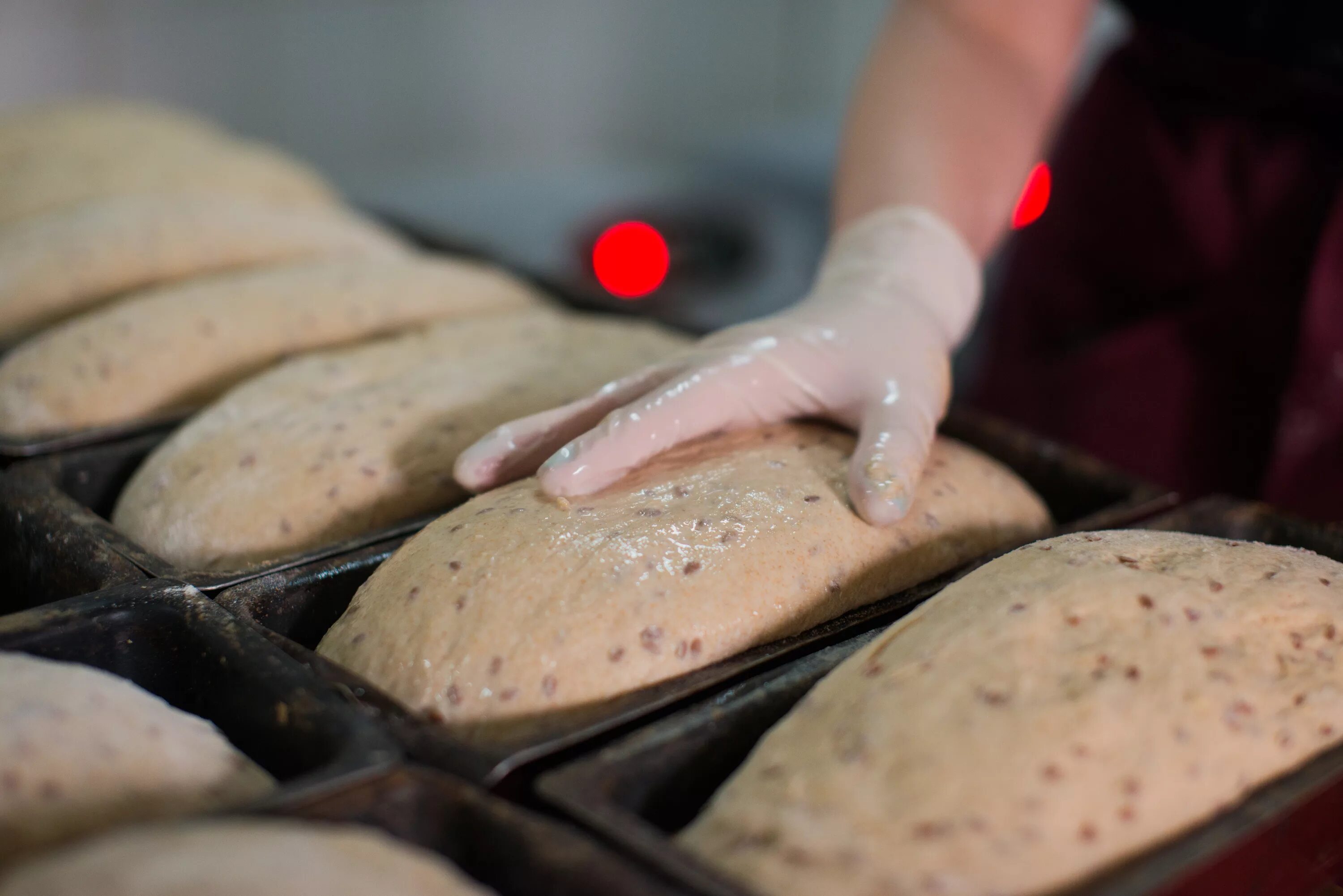 Формовка хлеба. Формование хлебобулочных изделий. Изделия из дрожжевого теста. Как формировать хлеб. Формовка батона.