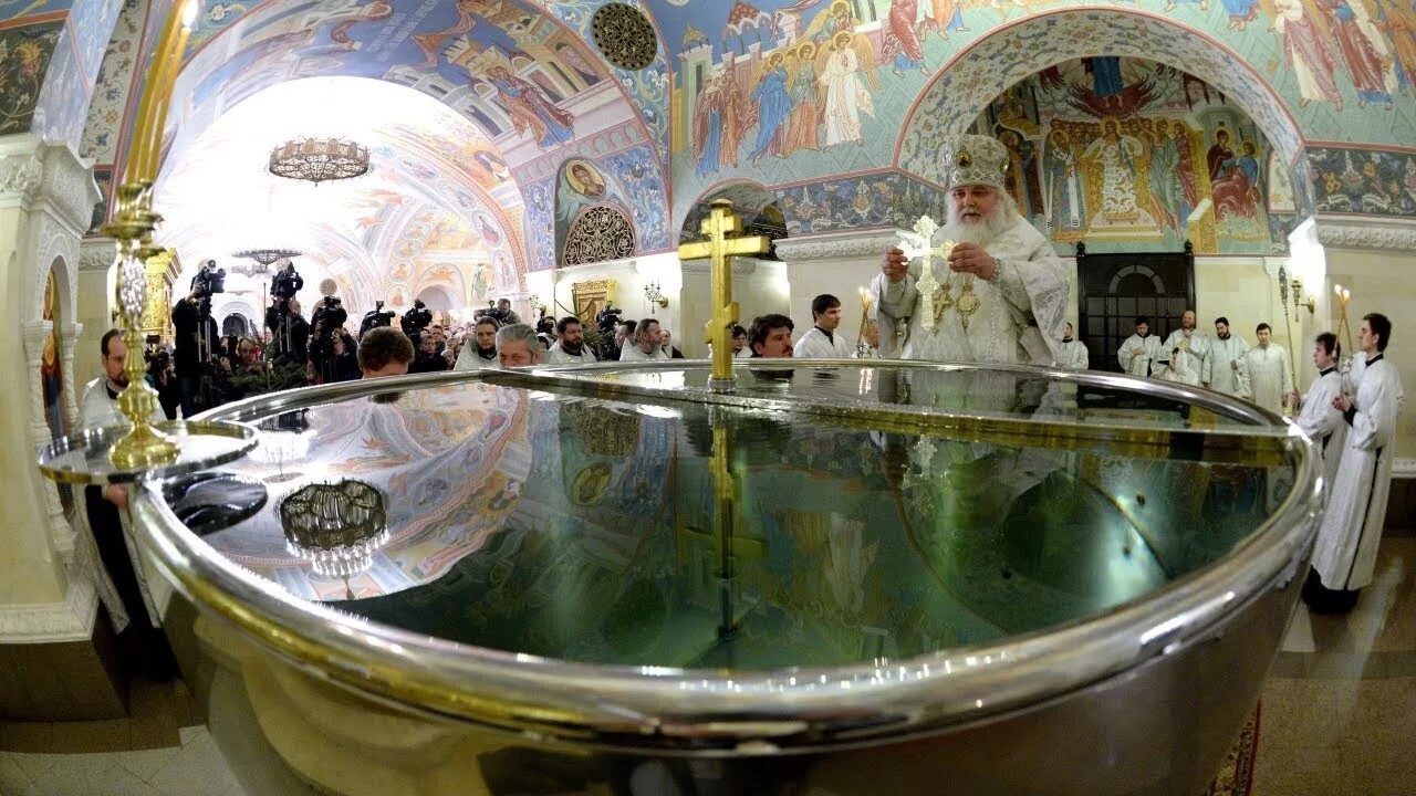 Монастырь в святой воде. Крещальная купель сретенского монастыря. купель в храме христа спасителя. купель сретенский монастырь.