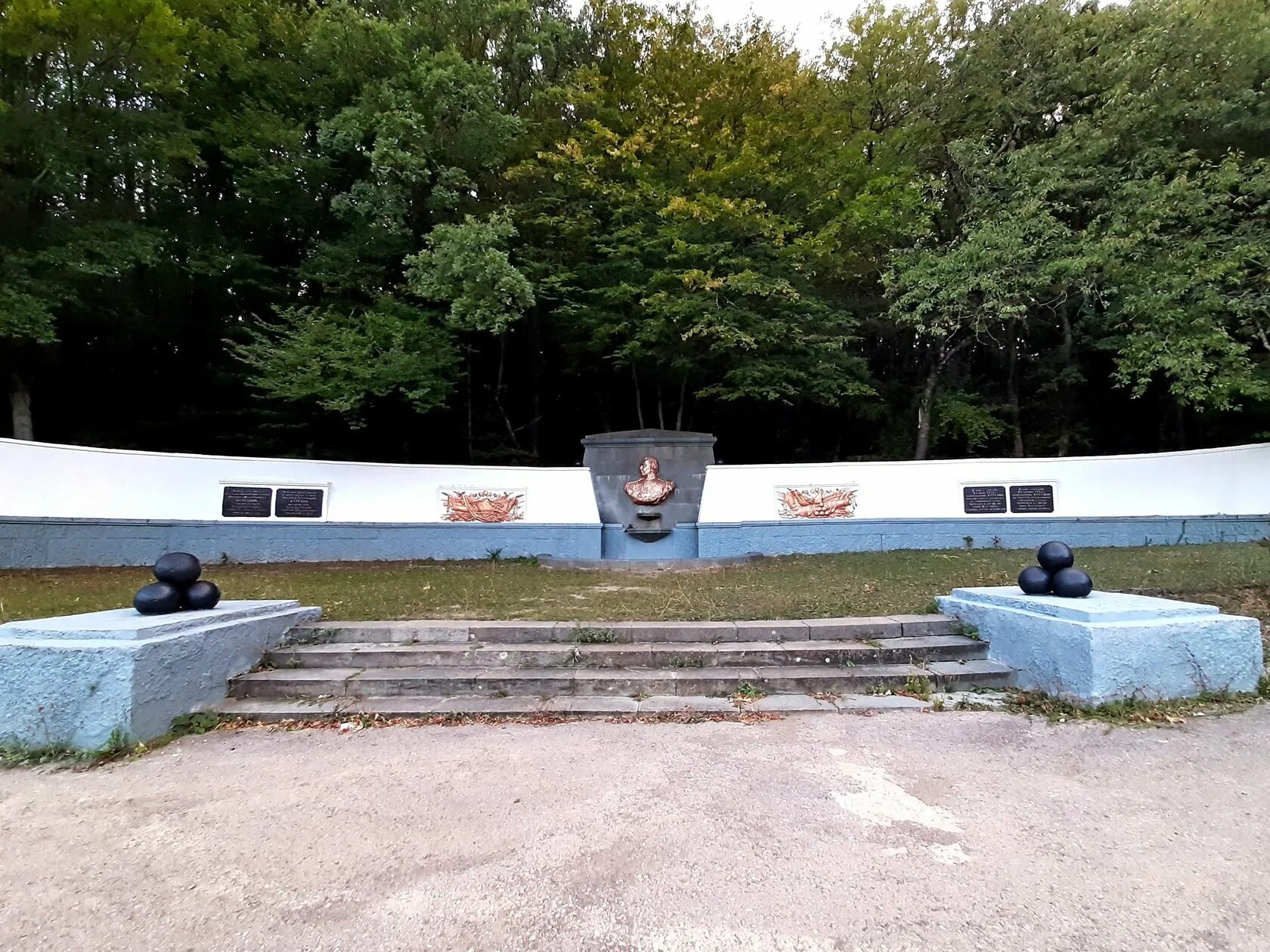 Кутузовский фонтан алушта. Памятник михаилу илларионовичу кутузову. Кутузовский фонтан алушта. Памятник кутузову в алуште. Фонтан кутузова в крыму.