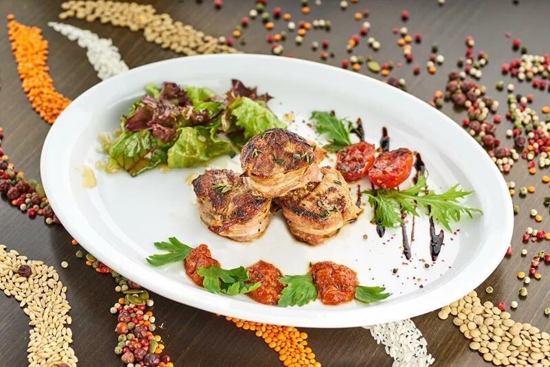 Красивая подача мясных блюд. Ресторан жемчужина талдом. Медальоны из свинины в ресторане. Свиные медальоны в беконе на гриле. Кафе медальон талдом.