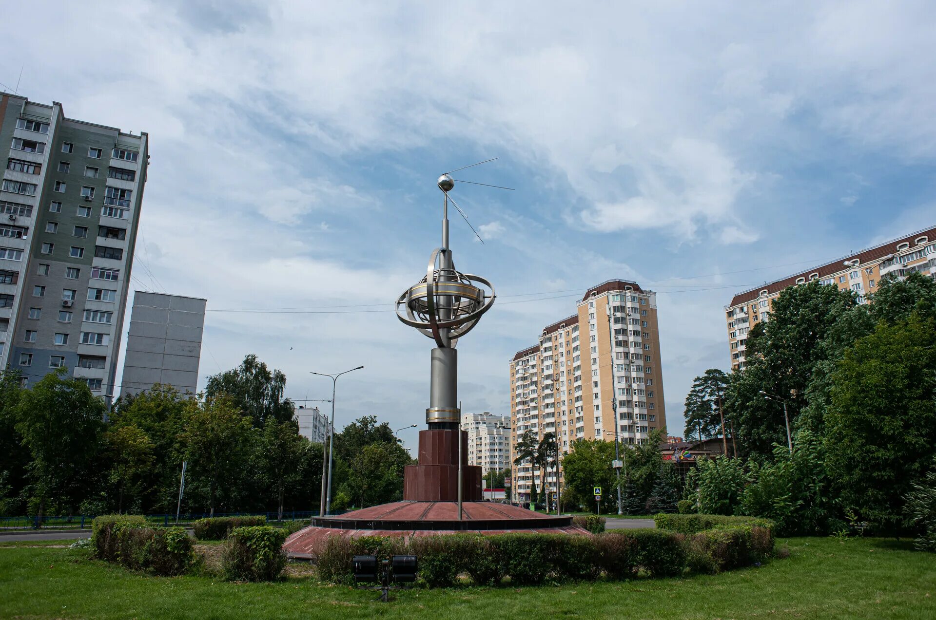 Городской округ королев г королев. Г. королёв, монумент "первый искусственный Спутник земли". Королёв Спутник монумент. Королёв памятник спутнику. Первый искусственный Спутник Королев памятник.