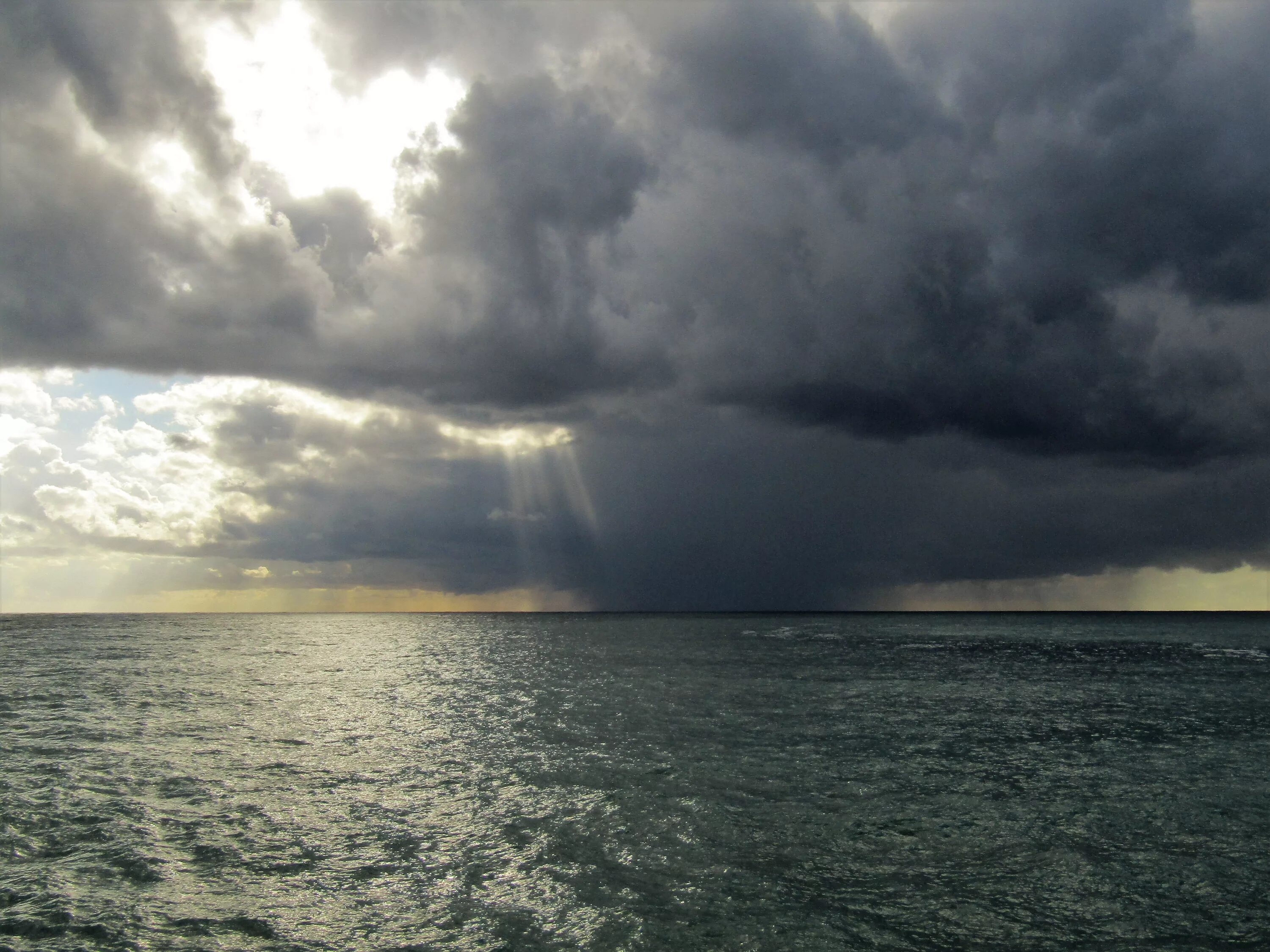 Пасмурное море. Хмурое море. Пасмурное море. Дождь на море. Дождь на море.