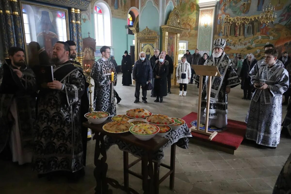 Молебен феодору тирону. Служба в церкви. Литургия Преждеосвященных Даров. Храм. Молебен в храме.