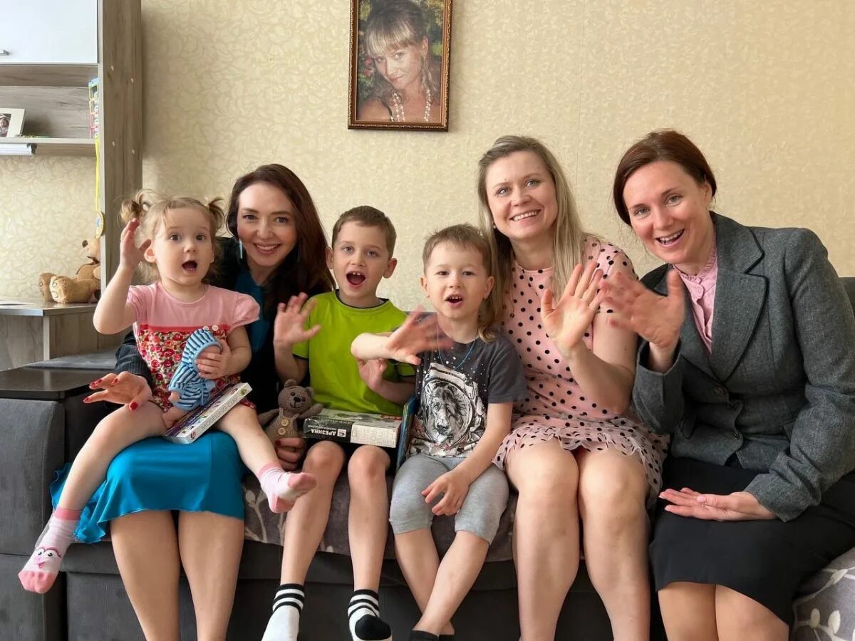 Поддержка многодетных в 2025 году последние. Многодетные семьи саратов. депутат пензы многодетная. милосердие к маме. саратов общество многодетных мам.