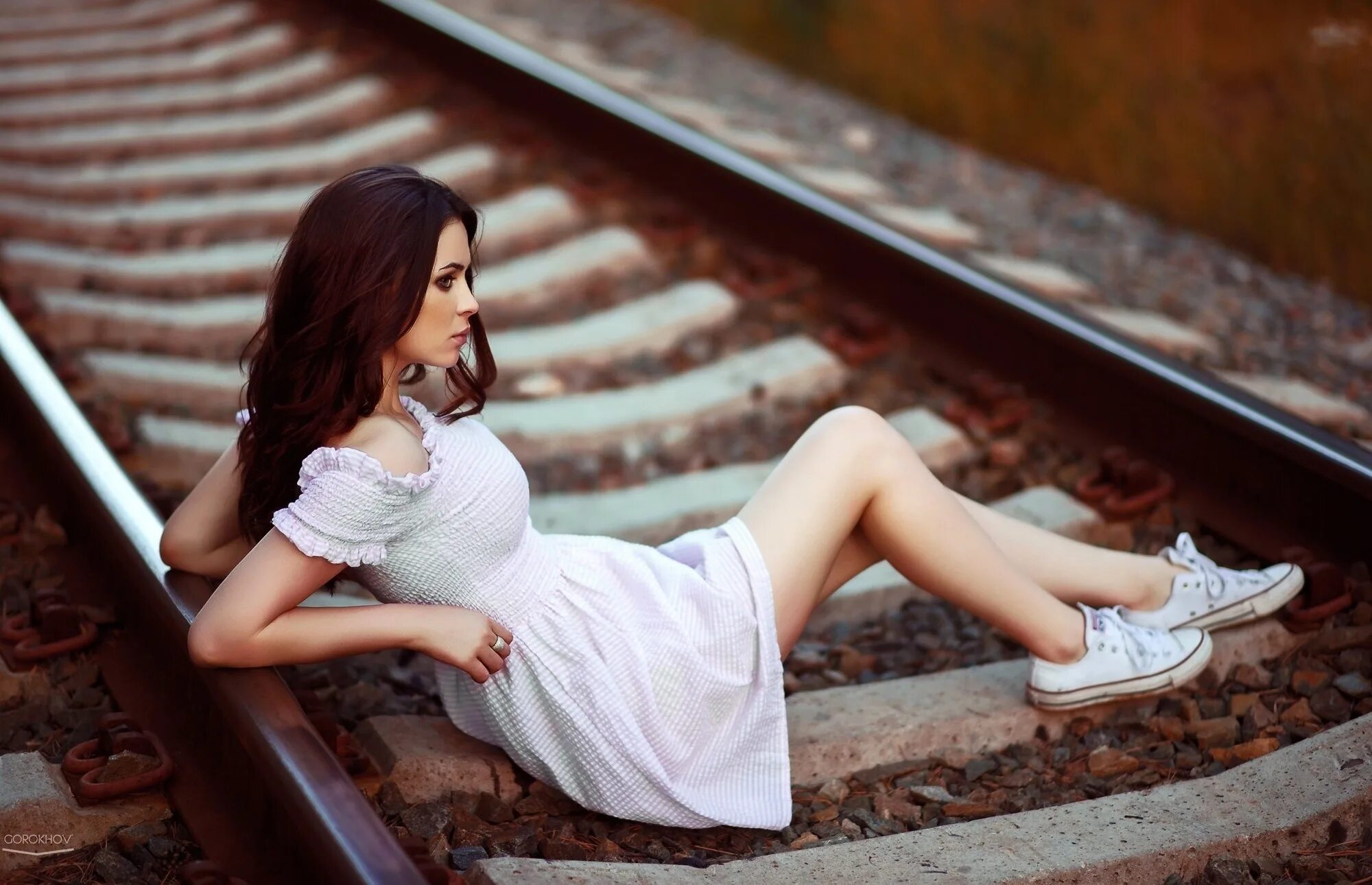 Женщины на железной дороге. Девушка в платье красивая. Девушка на рельсах. Девушка в белом платье. Девушка брюнетка в платье.