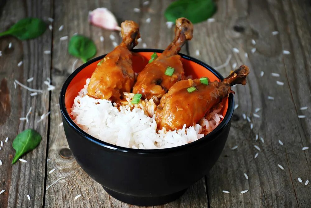 курица в горшочке. бедрышки куриные с картошкой. свинина в горшочке. куриные бедра в горшочке. бедрышки куриные в духовке.