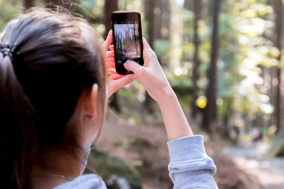 Как сделать фотку на телефон. Человек снимает на телефон. Фотографирует на телефон. Человек фоткает на телефон. Человек фотографирует на смартфон.