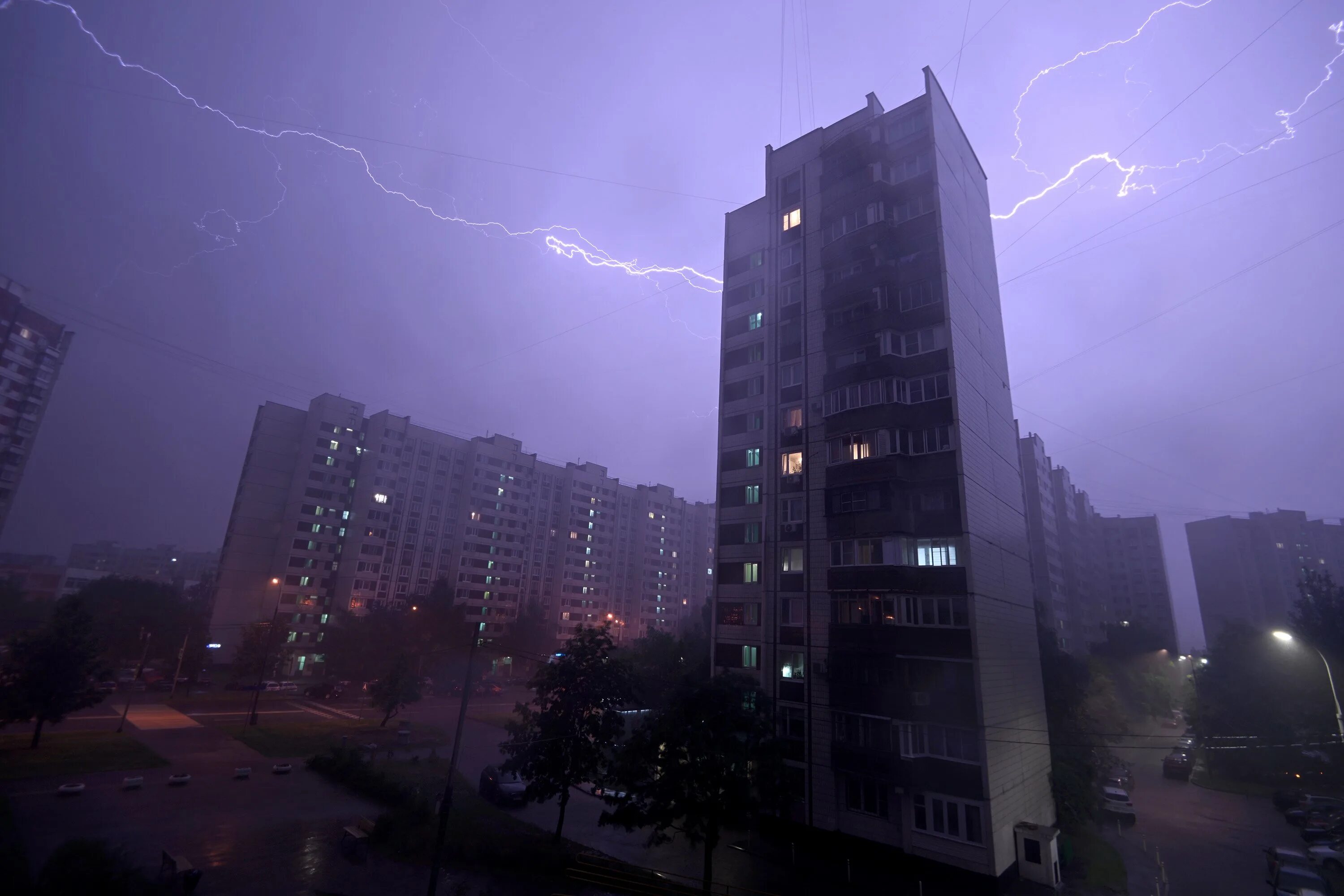 В москве ожидается ураган. Торнадо в Москве 2022. Гроза в Москве 10.07.2022. Гроза и град в Москве. Гроза в СПБ 11 июля 2022.