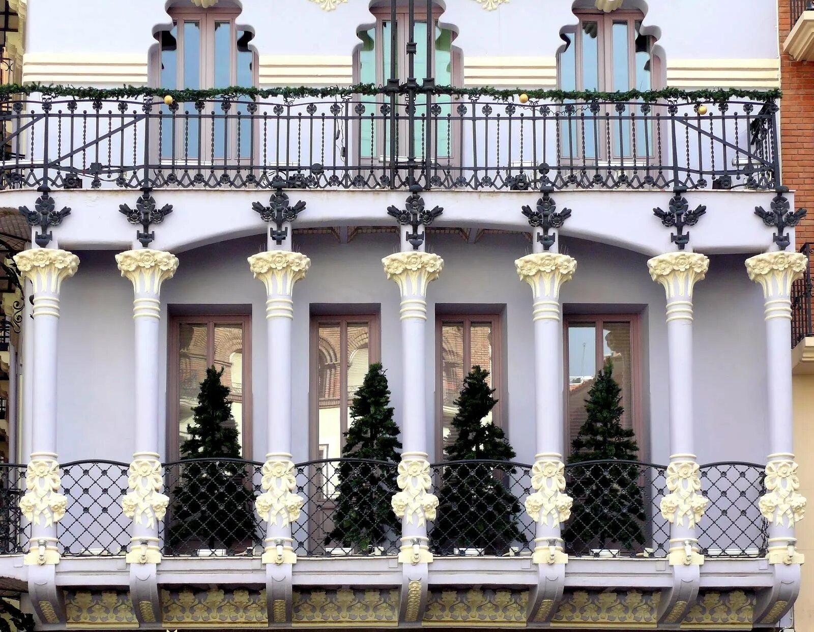 Архитектурные детали. Архитектурные детали балкон. Колонна под балкон. Колонны балкон модерн. Балкон с колоннами.