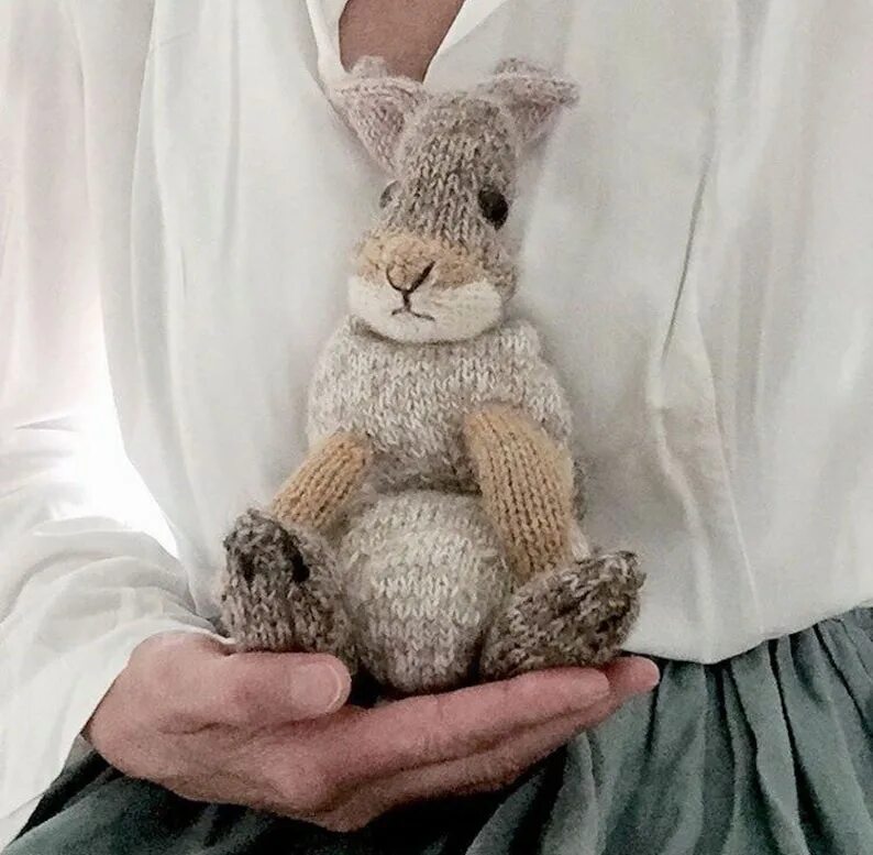 Вязаные игрушки клэр гарланд. Клэр гарланд кролик. пасхальный кролик клэр гарланд. вязаный кролик клэр гарленд. claire garland @dotpebbles_knits.