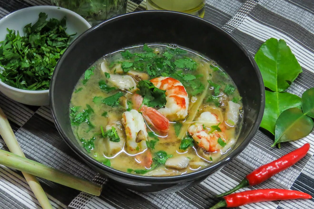 Тайский суп том ям. Том ям кунг. Приготовить суп том ям рецепт. Суп tom yum (том ям). Вьетнамская кухня суп том ям.