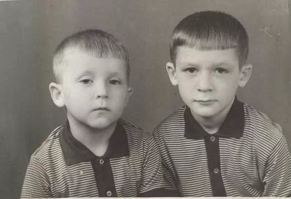 4 родные братья. Братаа. Друзья мальчики. Двойняшки мальчик и девочка взрослые. 4 родные братья.