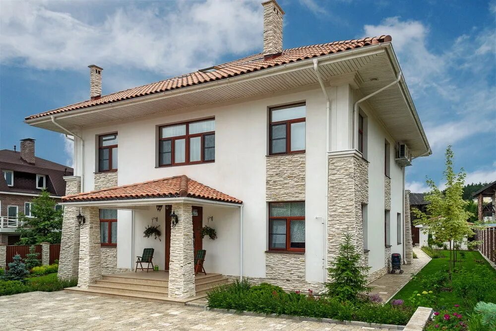 фасады частных домов из газобетона. фасады домов из газобетона. дом с фасадной штукатуркой. дом кирпичный 110 кв. дом z500 с мансардой.