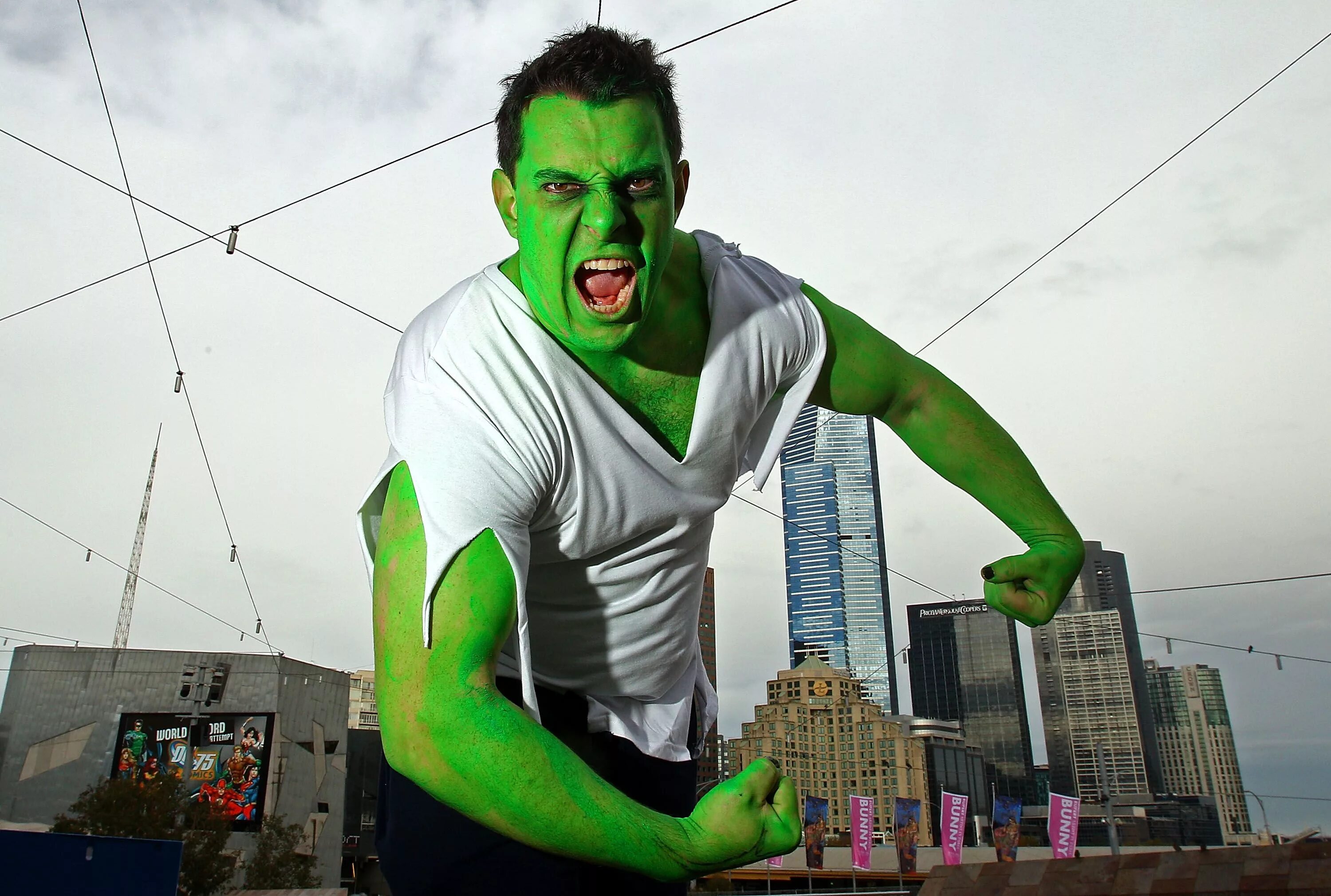 Зеленый человек. Человек в зеленом костюме. Супергерои в реальной жизни. Необычный Супергерой. Семь зеленых людей