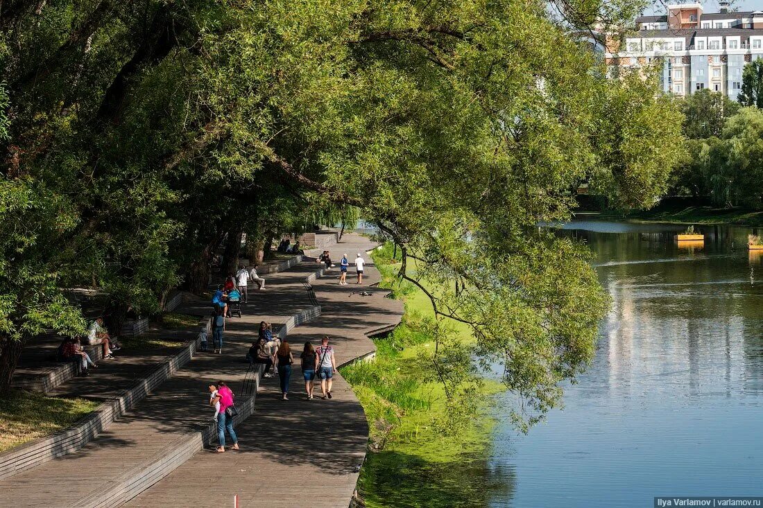 В каком городе находится набережная у озера. Река везелка в белгороде. белгород парк везелка. набережная реки везелка. набережная везёлки белгород.