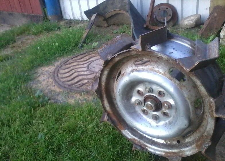 Грунтозацепы из дисков ваз для мотоблока. Располовинить диск на r13 на грунтозацепы. Грунтозацепы из автомобильных дисков. Грунтозацепы из автомобильных дисков. Колеса грунтозацепы для мотоблока своими руками.