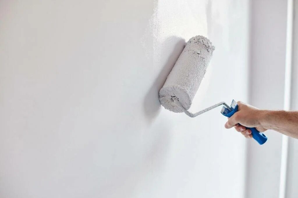 Перед покраской потолка нужно грунтовать. Грунтовка для стен. Грунтование стен. Нанесение грунтовки на стены. Грунтование поверхности.