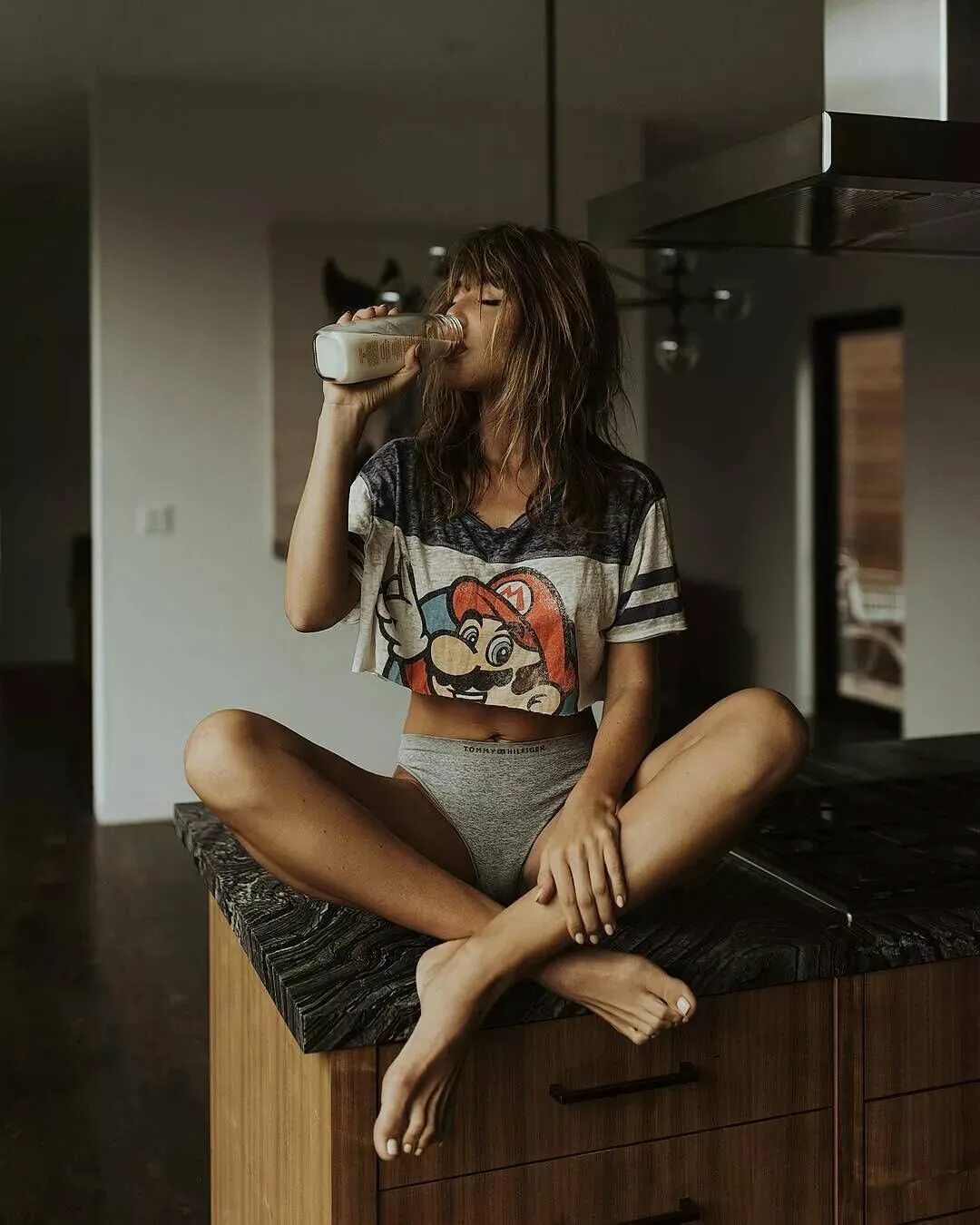 Где девушки идеи. Фотосессия на кухне. фотосессия на кухне девушка. фотосессия в квартире идеи. домашняя фотосессия идеи для девушек.