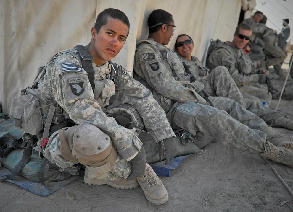 Сколько погибло в ираке. Военная форма США В Афганистане 2001. Солдат армии США В Афганистане. Солдаты США В Афганистане 2001. Американские солдаты в Афганистане.