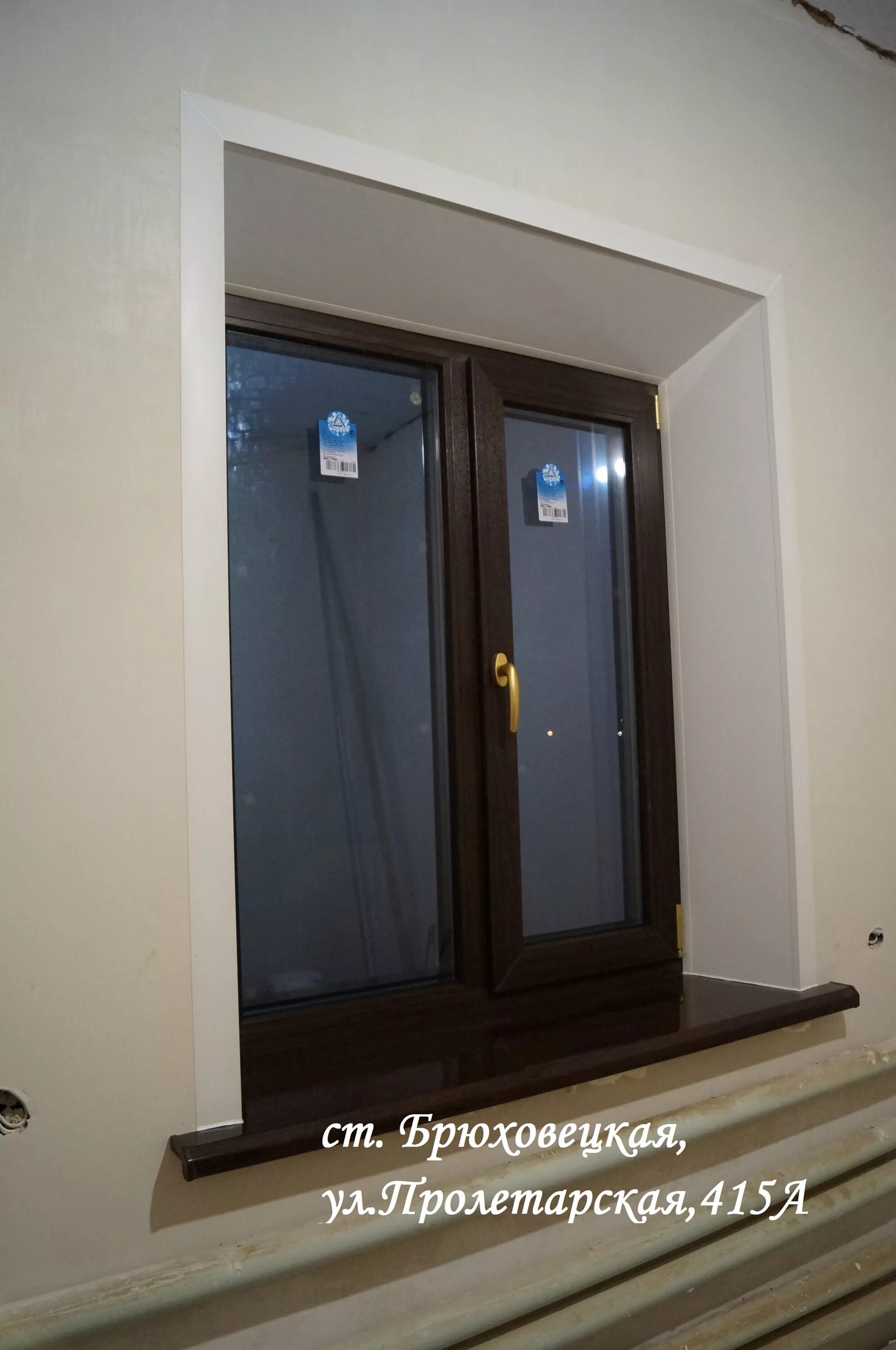 Откосы в цвет стен. Оконные откосы в цвет стен. Оконные откосы в цвет стен. Откосы кюнель темный дуб. Откосы кюнель.